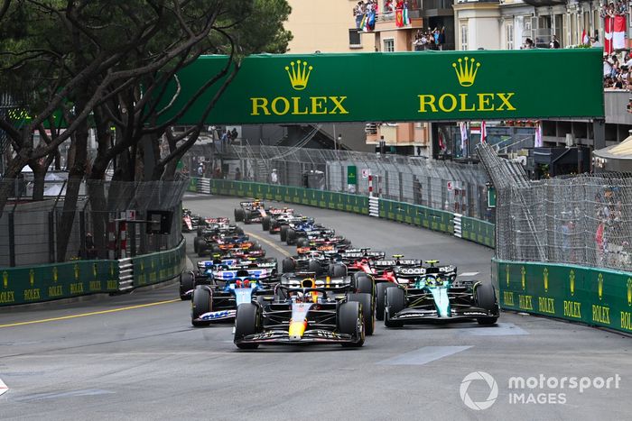 Max Verstappen, Red Bull Racing RB19, Fernando Alonso, Aston Martin AMR23, Carlos Sainz, Ferrari SF-23, Esteban Ocon, Alpine A523, el resto de la parrilla en la salida.