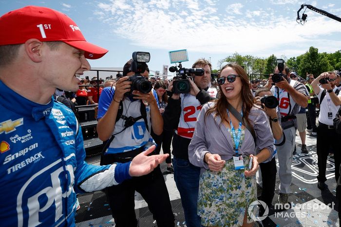 Josef Newgarden, Team Penske Chevrolet, podio, celebración del equipo, esposa Ashley
