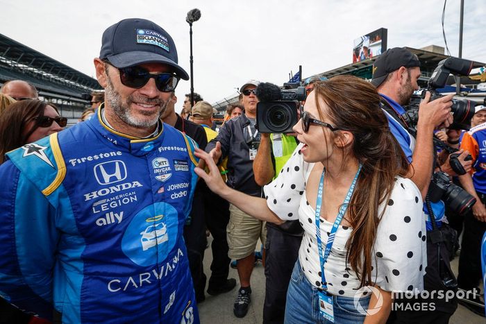 El ganador de la pole, Scott Dixon, Chip Ganassi Racing Honda celebra su premio de la pole, Jimmie Johnson, Chip Ganassi Racing Honda, Emma Dixon