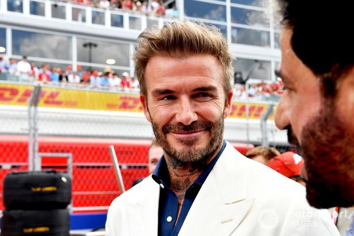 David Beckham en la parrilla con Mohammed bin Sulayem, Presidente de la FIA