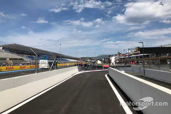 Vue détaillée de la voie des stands sur le Circuit Paul Ricard
