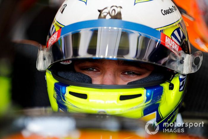 Lando Norris, McLaren en su cabina
