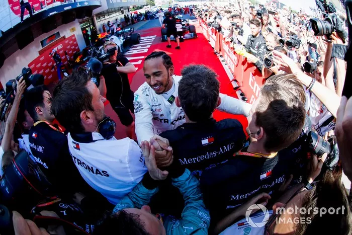 Race Winner Lewis Hamilton, Mercedes AMG F1 celebrates with his team in Parc Ferme 