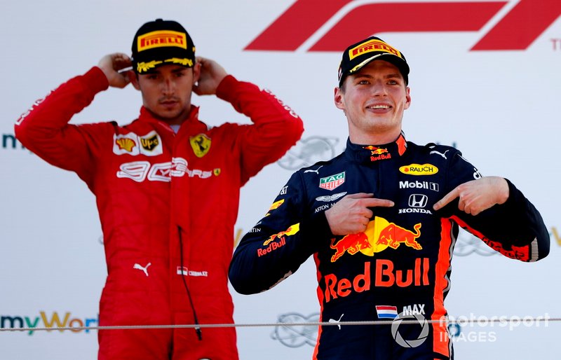Winnaar Max Verstappen wijst naar Honda-logo.