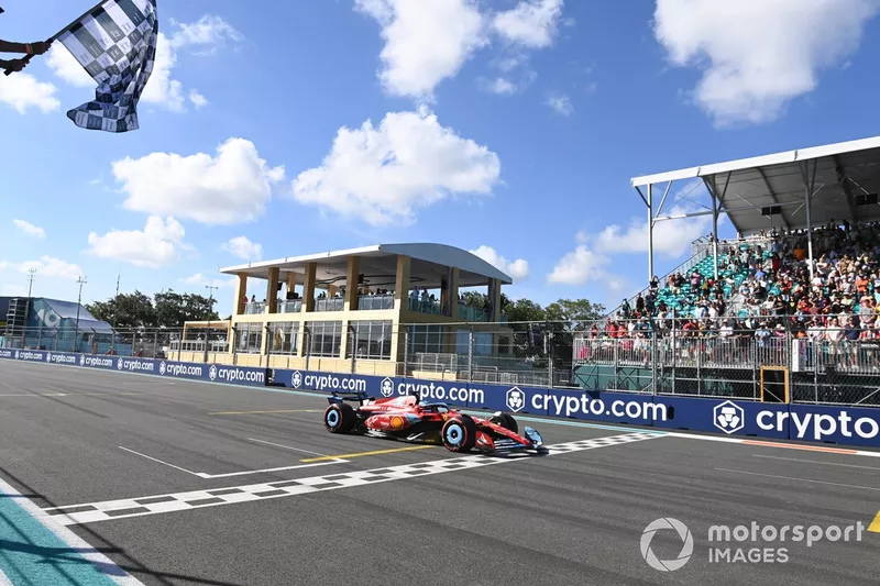 Charles Leclerc, Ferrari SF-24, passe le drapeau à damier lors des qualifications