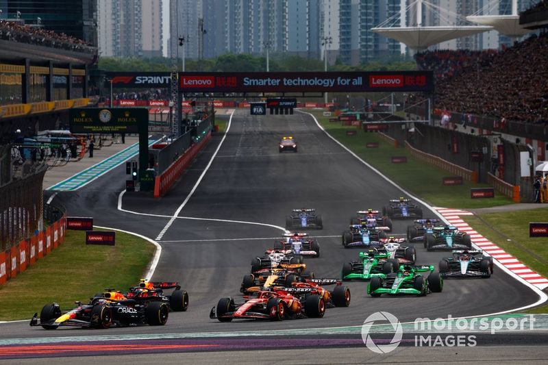 Max Verstappen, Red Bull Racing RB20 Sergio Perez, Red Bull Racing RB20, Carlos Sainz, Ferrari SF-24