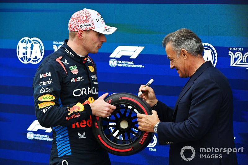 El hombre de la pole Max Verstappen, Red Bull Racing, recibe el premio Pirelli Pole Position de manos de Jean Alesi.