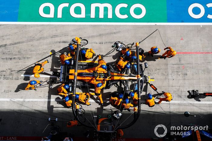 Lando Norris, McLaren MCL35, pit stop
