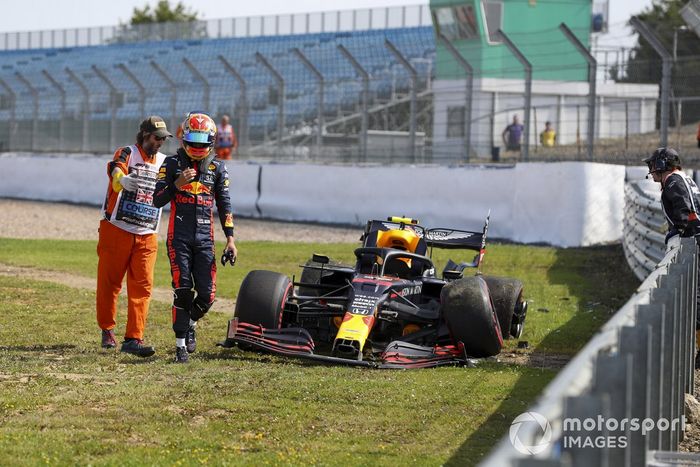 Alex Albon, Red Bull Racing RB16 después de chocar