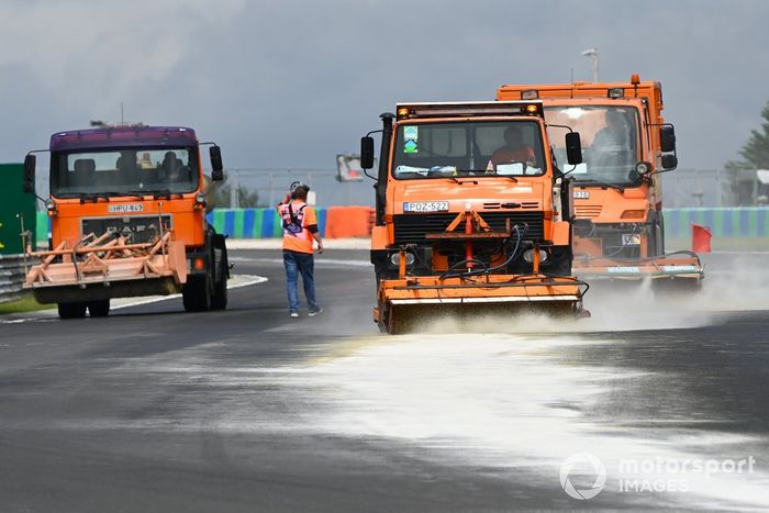 Camiones limpian la pista del Hungaroring