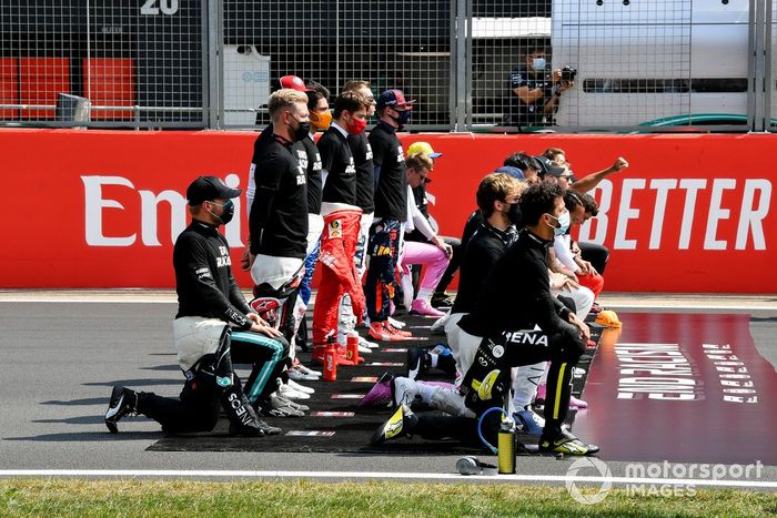 Los pilotos se paran y se arrodillan en la parrilla antes del comienzo por la campaña para el fin del racismo