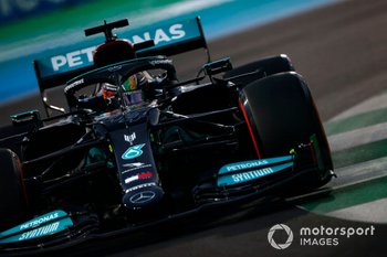 Hamilton pakt pole in Saudi-Arabië, Verstappen P3 na crash