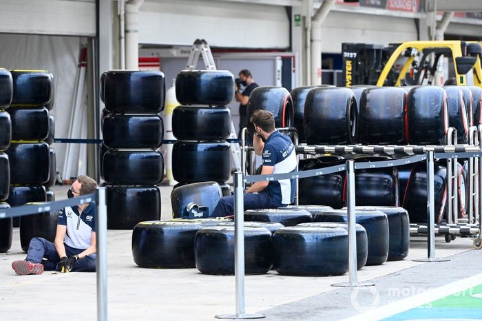 Neumáticos fuera del garaje, AlphaTauri AT02