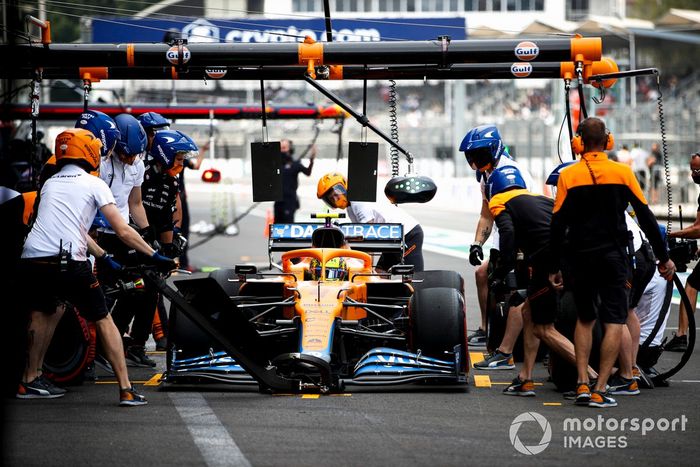 Lando Norris, McLaren MCL35M, in the pits