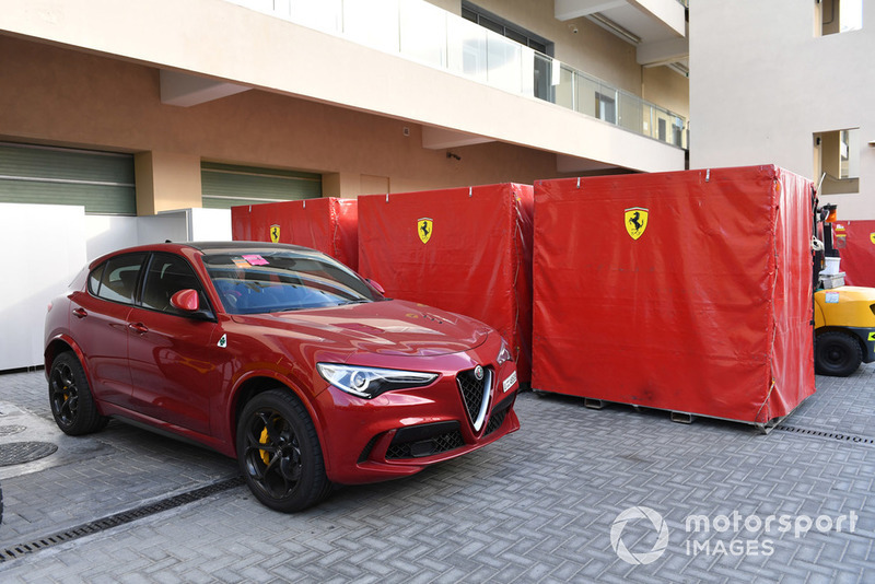 Un Alfa Romeo Stelvio et du frêt Ferrari
