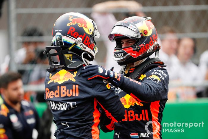 Ganador de la pole Daniel Ricciardo, Red Bull Racing en celebra con Max Verstappen, Red Bull Racing