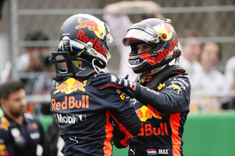 Pole: Daniel Ricciardo, Red Bull Racing RB14 ve Max Verstappen, Red Bull Racing