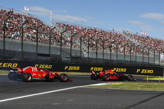 Max Verstappen, Red Bull Racing RB14, voor Sebastian Vettel, Ferrari SF71H