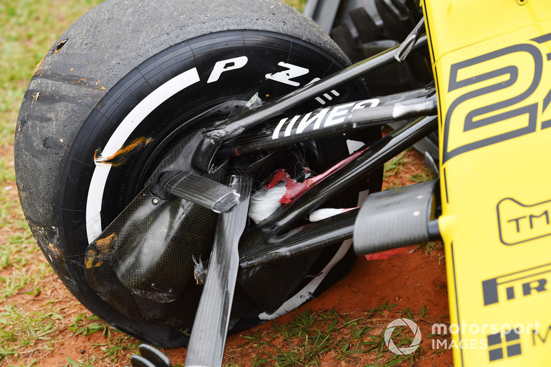 Crashed car of Nico Hulkenberg, Renault Sport F1 Team R.S. 18 in FP2 