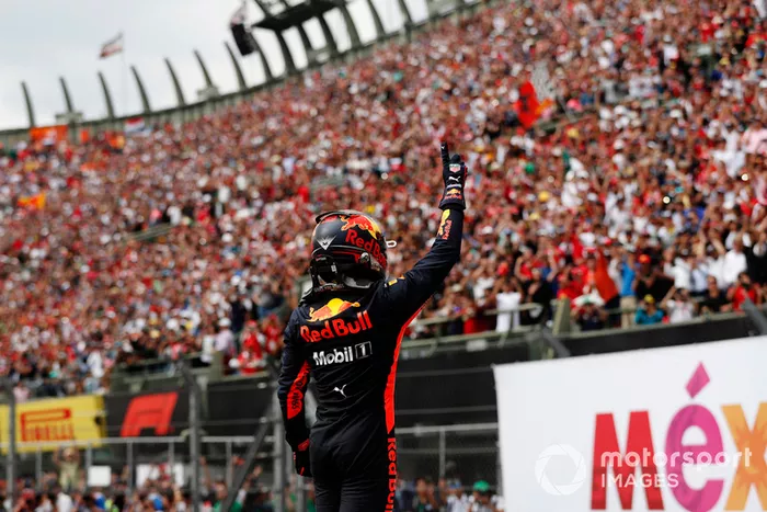 Max Verstappen, Red Bull Racing, celebra en Parc Ferme después de ganar la carrera