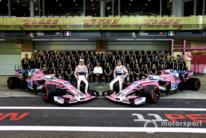 Esteban Ocon, Racing Point Force India y Sergio Pérez, Racing Point Force India en la foto del equipo Racing Point Force India F1