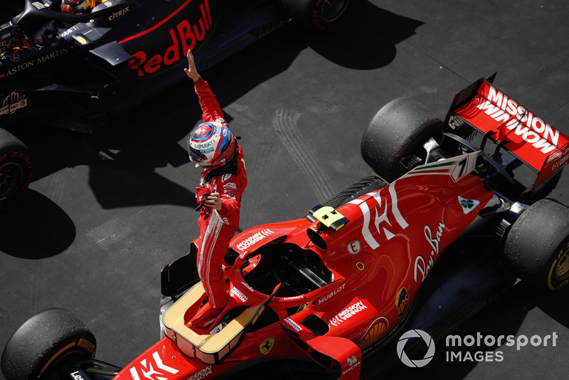 Kimi Raikkonen, Ferrari SF71H, celebra en el Parc Ferme después de ganar la carrera.