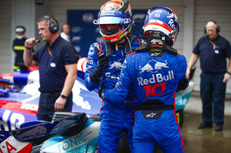 Brendon Hartley, Toro Rosso, et Pierre Gasly, Toro Rosso, se félicitent