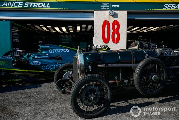El Aston Martin AMR22 de 2022 y el Green Pea TT1 de 1922