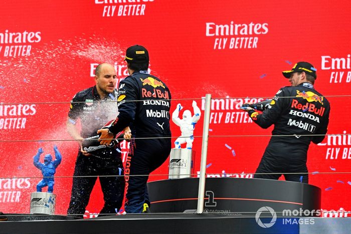 Podio: Gianpiero Lambiase, Ingeniero de carreras de Red Bull Racing, tercer lugar Sergio Pérez, Red Bull Racing, y ganador de la carrera Max Verstappen, Red Bull Racing