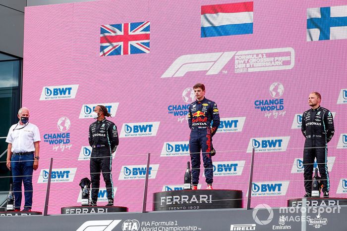 Podio: Helmut Marko, Consultor de Red Bull Racing,  ganador de la carrera Max Verstappen, segundo lugar Lewis Hamilton, Mercedes, tercer lugar Valtteri Bottas, Mercedes