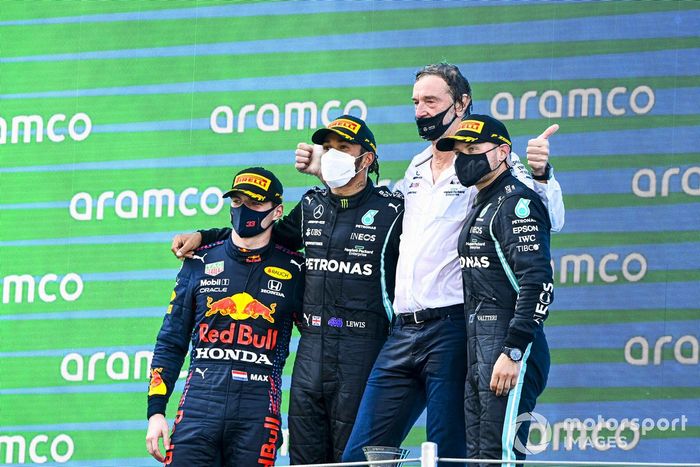 Podio: segundo lugar Max Verstappen, Red Bull Racing, ganador de la carrera Lewis Hamilton, Mercedes, tercer lugar Valtteri Bottas, Mercedes