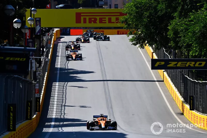 Daniel Ricciardo, McLaren MCL35M, Lando Norris, McLaren MCL35M, e Sergio Perez, Red Bull Racing RB16B