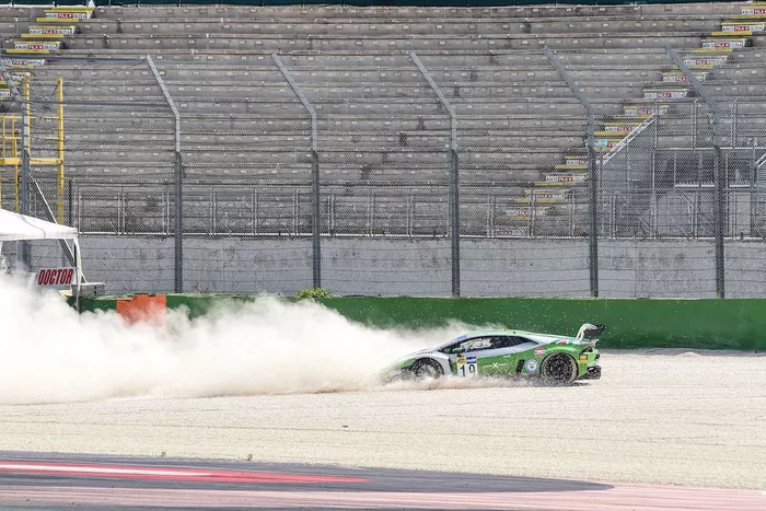 #19 Imperiale Racing, Lamborghini Huracán GT3 Evo: Mateo Llarena, Stuart Middleton