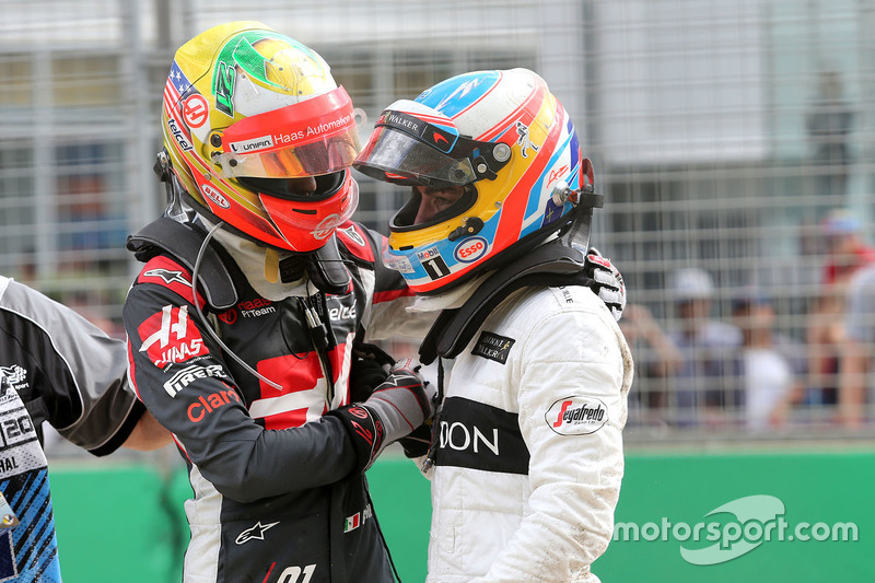 Esteban Gutierrez, Haas F1 Team und Fernando Alonso, McLaren