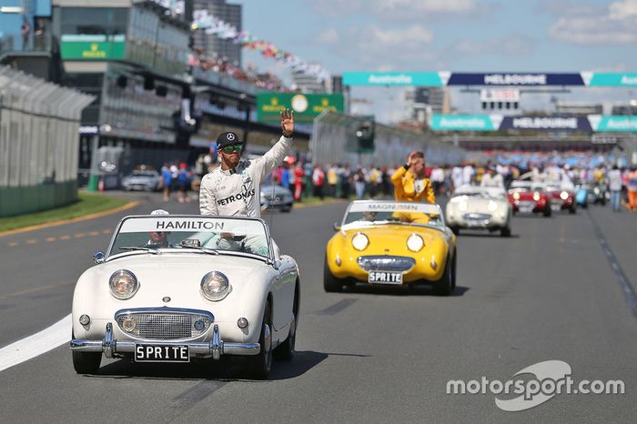 Lewis Hamilton en el desfile de pilotos