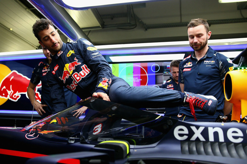 Daniel Ricciardo, Red Bull Racing RB12 scavalca il parabrezza