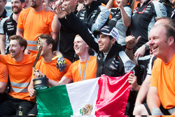 Серхіо Перес, Sahara Force India F1, з командою святкує третє місце