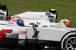Romain Grosjean, Haas F1 Team VF-16 in duel met Esteban Gutierrez, Haas F1 Team VF-16