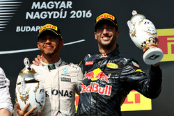 Podio: ganador Lewis Hamilton, Mercedes AMG F1 y tercer lugar Daniel Ricciardo, Red Bull Racing