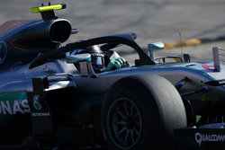 Nico Rosberg, Mercedes AMG F1 W07 Hybrid con la cubierta de la cabina Halo