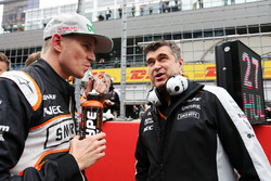 Nico Hulkenberg, Sahara Force India F1 en la parrilla con Bradley Joyce, Sahara Force India F1 Ingen