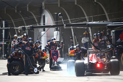 Carlos Sainz Jr., Scuderia Toro Rosso STR11 pitstop