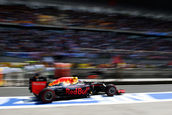 Daniel Ricciardo, Red Bull Racing RB12 leaves the pits