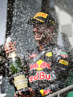 Подиум: Даниэль Риккардо, Red Bull Racing празднует второе место с шампанским на подиуме