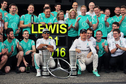 Ganador de la carrera Lewis Hamilton, Mercedes AMG F1 celebra con compañero de equipo Nico Rosberg,