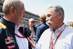 Chase Carey, Presidente Formula One Group parla con il Dr Helmut Marko Consulente, Red Bull Racing T