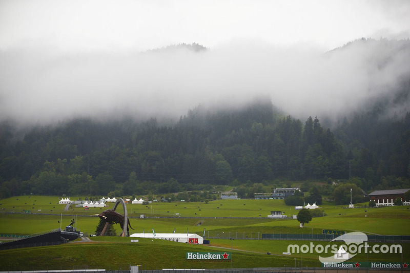 La nube baja y la niebla sobre las colinas y las cimas de las montañas alrededor del Red Bull Ring
