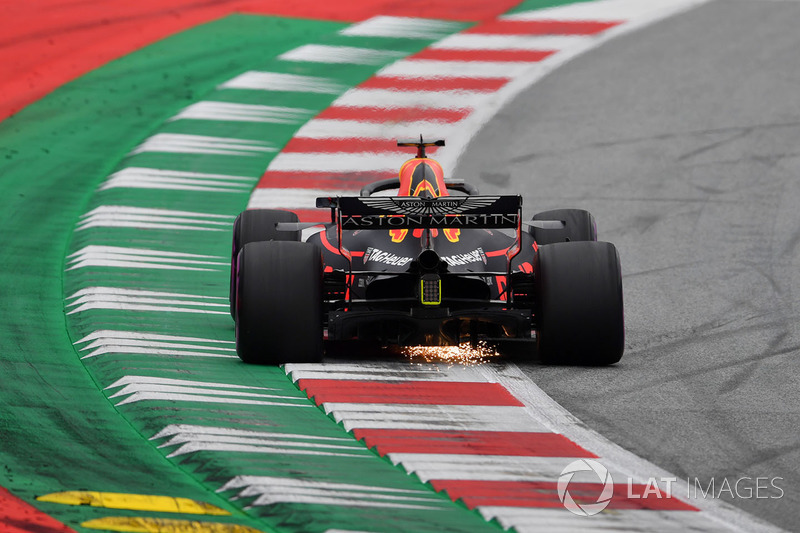 Daniel Ricciardo, Red Bull Racing RB14, solleva scintille