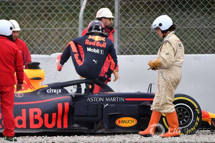 Max Verstappen, Red Bull Racing RB14 nella ghiaia