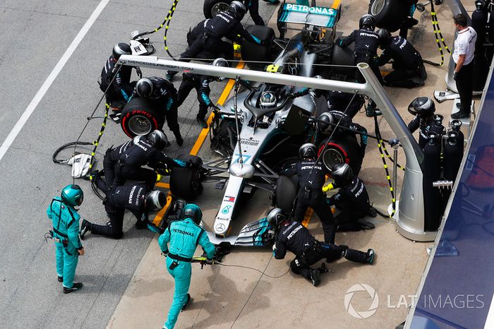 Valtteri Bottas, Mercedes AMG F1 W09, hace un pit stop